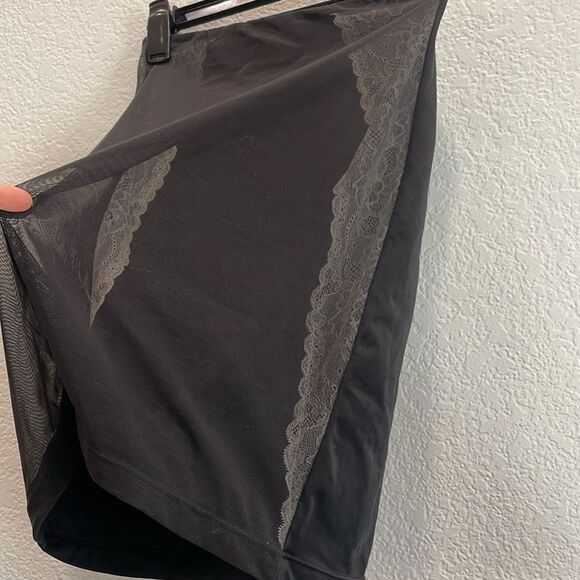 Assets by Spanx Black with Lace Detail Red Hot Half Slip Size Large - Picture 4 of 7